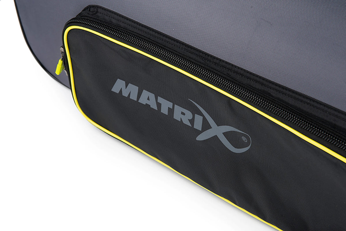 Matrix Ethos Rigid Holdall – grijs Matrix-vislogo op het zwarte buitenvak met gele rand en zwarte rits