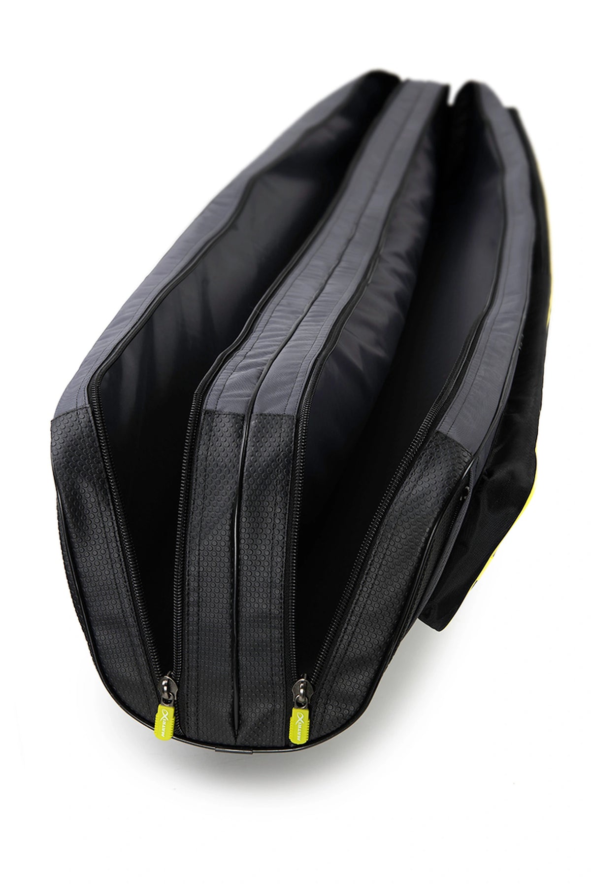 Matrix Ethos Rigid Holdall – twee geopende lange vakken met zwarte voering, tussenschot en gele ritstrekkers