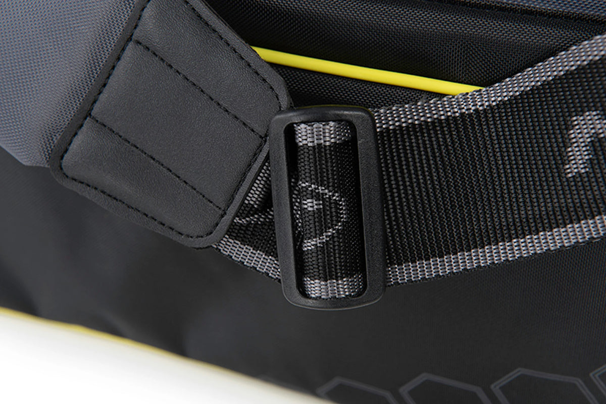 Matrix Ethos Rigid Holdall – zwarte verstelgesp op de geweven Matrix-draagriem naast de gevoerde schoudersteun