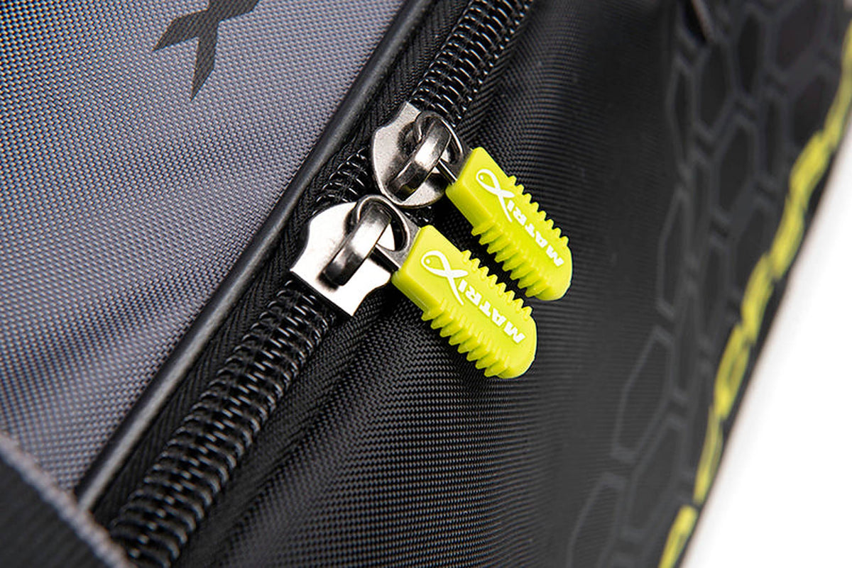 Matrix Ethos XL Accessories Bag – detail van dubbele metalen rits met gele Matrix-ritstrekkers