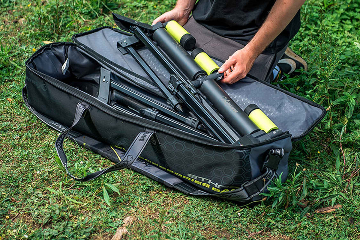 Matrix Ethos XL Accessories Bag – overzicht van het hoofdvak met opgeborgen afsteekrollers en steunen