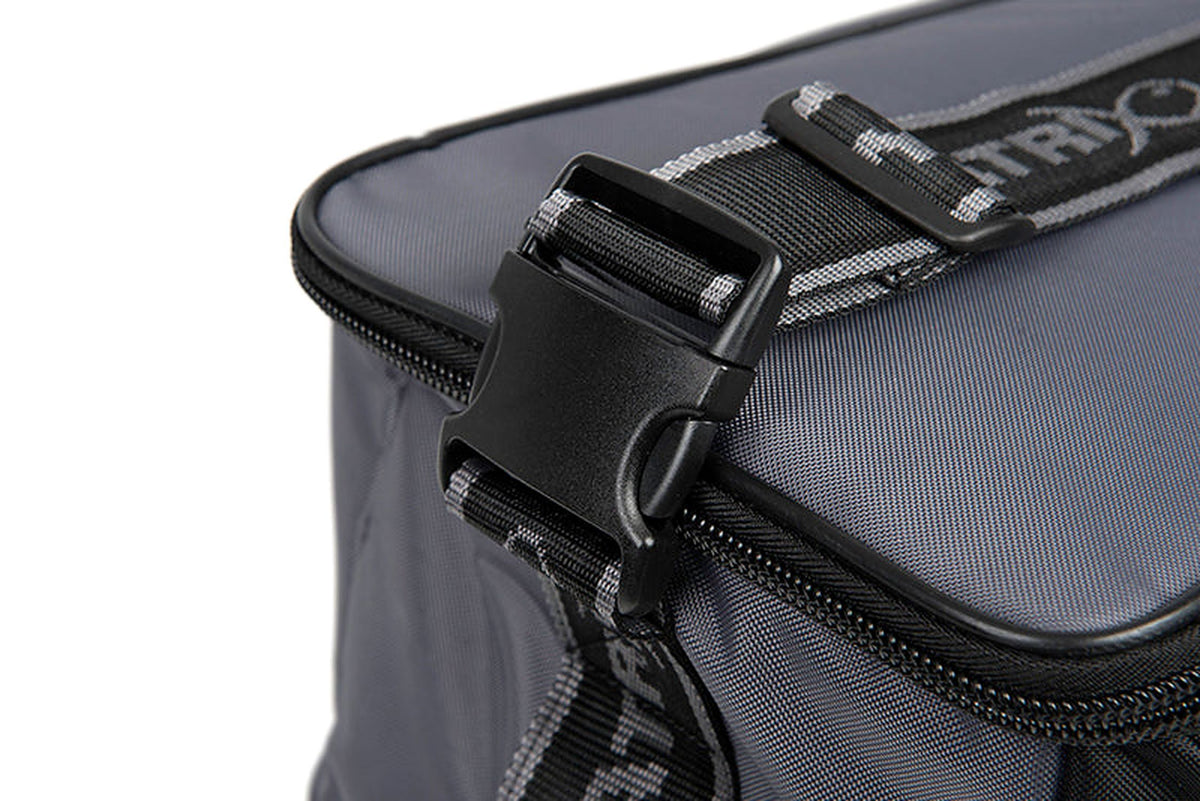 Matrix Ethos XL Accessories Bag – close-up van de zwarte klikgesp en geweven riembevestiging aan de tas