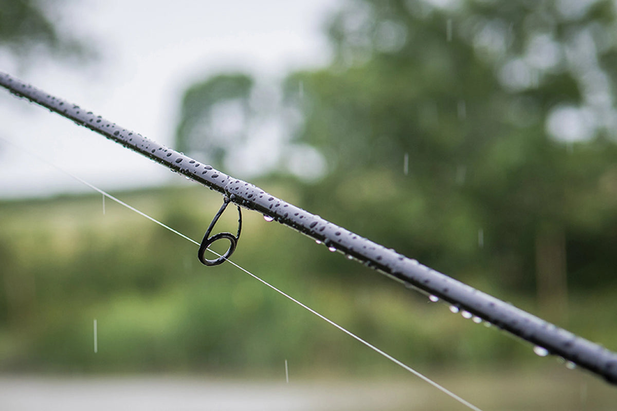 Matrix Ethos XR-C Bomb Rod 9ft – detail van een geleideoog met lijn en regendruppels op de zwarte blank