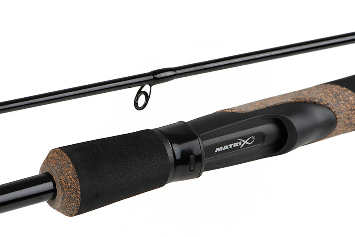 Matrix Ethos XR-C Bomb Rod 9ft – zwarte molenhouder met Matrix-logo, zwarte handgreep en bruin gespikkelde afwerking