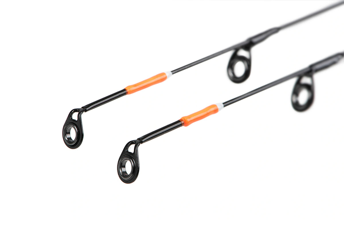 Matrix Ethos XR-C Bomb Rod 9ft – twee hengeltoppen met oranje markeringen, zwarte topogen en geleideogen