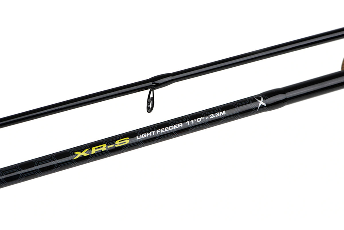 Matrix Ethos XR-S Light Feeder 11ft 3,3m – oorspronkelijke detailfoto van de modelopdruk op de blank naast een hengeldeel met geleideoog
