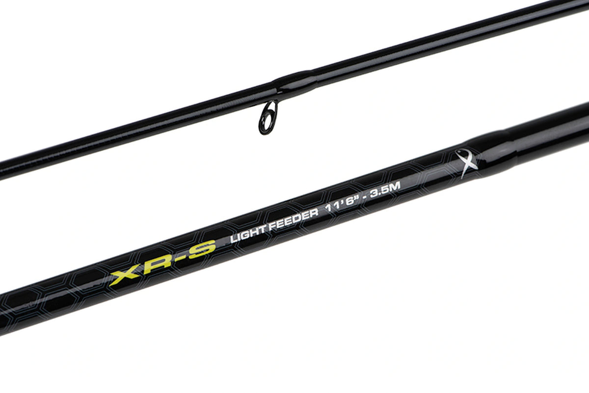 Matrix Ethos XR-S Light Feeder 11ft6 3,5m – oorspronkelijke detailfoto van de modelopdruk op de blank naast een hengeldeel met geleideoog