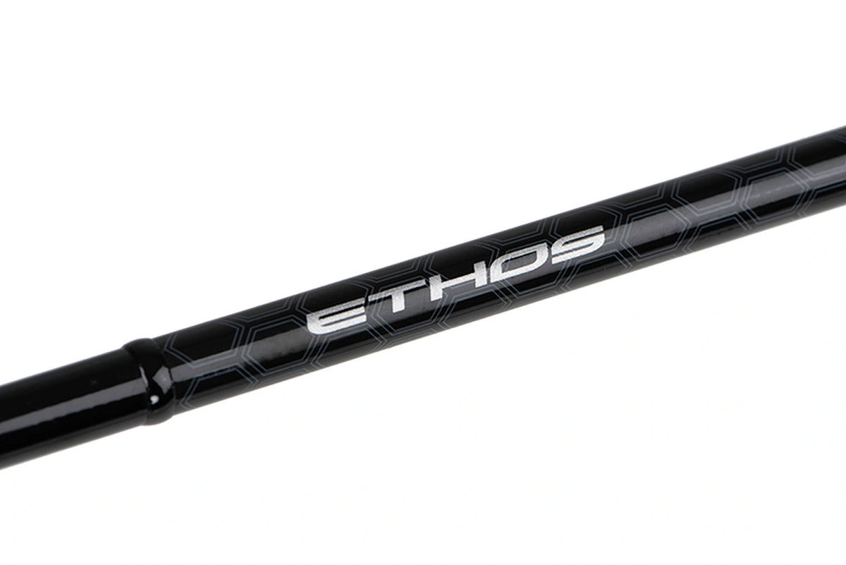Matrix Ethos XR-S Feeder Rod – detail van de zilverkleurige ETHOS-opdruk en het zeshoekige patroon op de zwarte blank
