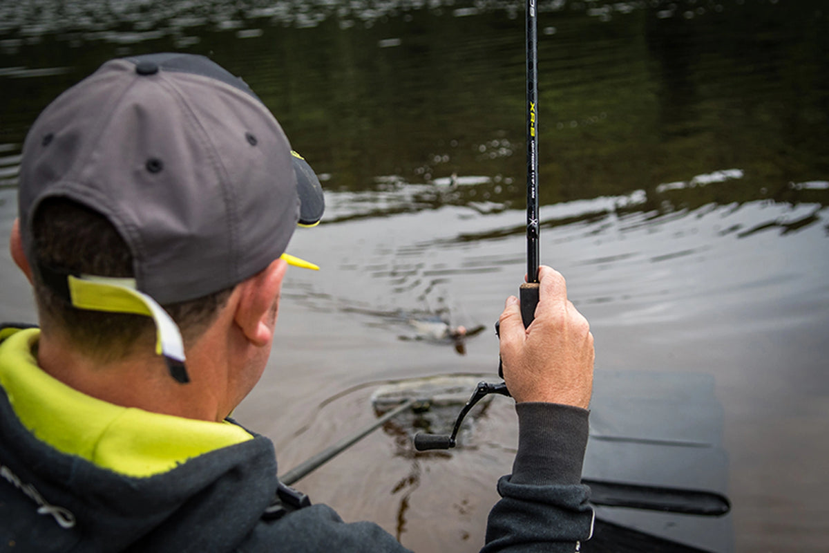 Matrix Ethos XR-S Feeder Rod in gebruik – visser houdt de hengel omhoog terwijl een vis naar het schepnet wordt geleid