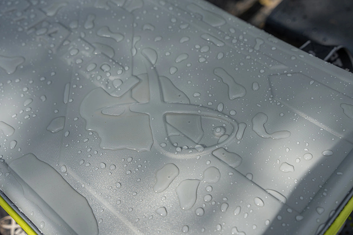 Matrix EVA Bait Storage System – detail van waterdruppels op het grijze deksel met Matrix-logo in reliëf