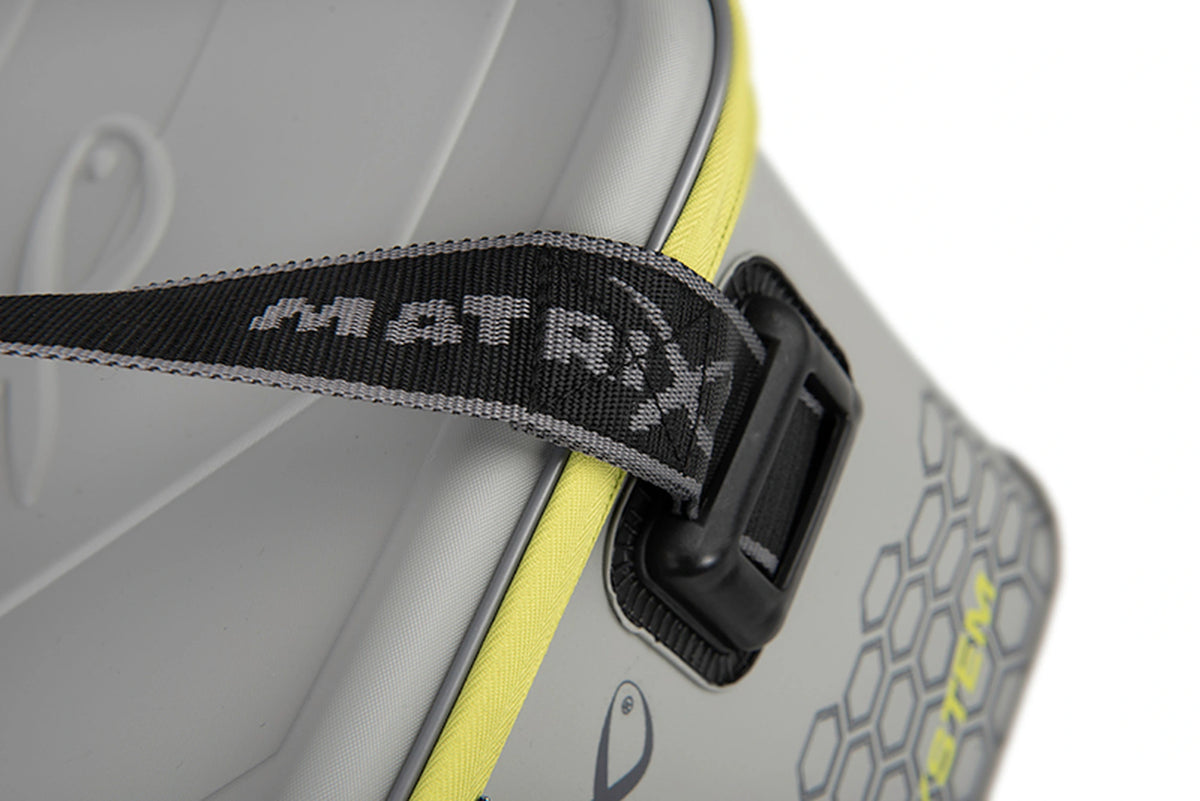 Matrix EVA Bait Storage System – detail van de zwarte Matrix-draagband en de versterkte bevestiging aan de tas
