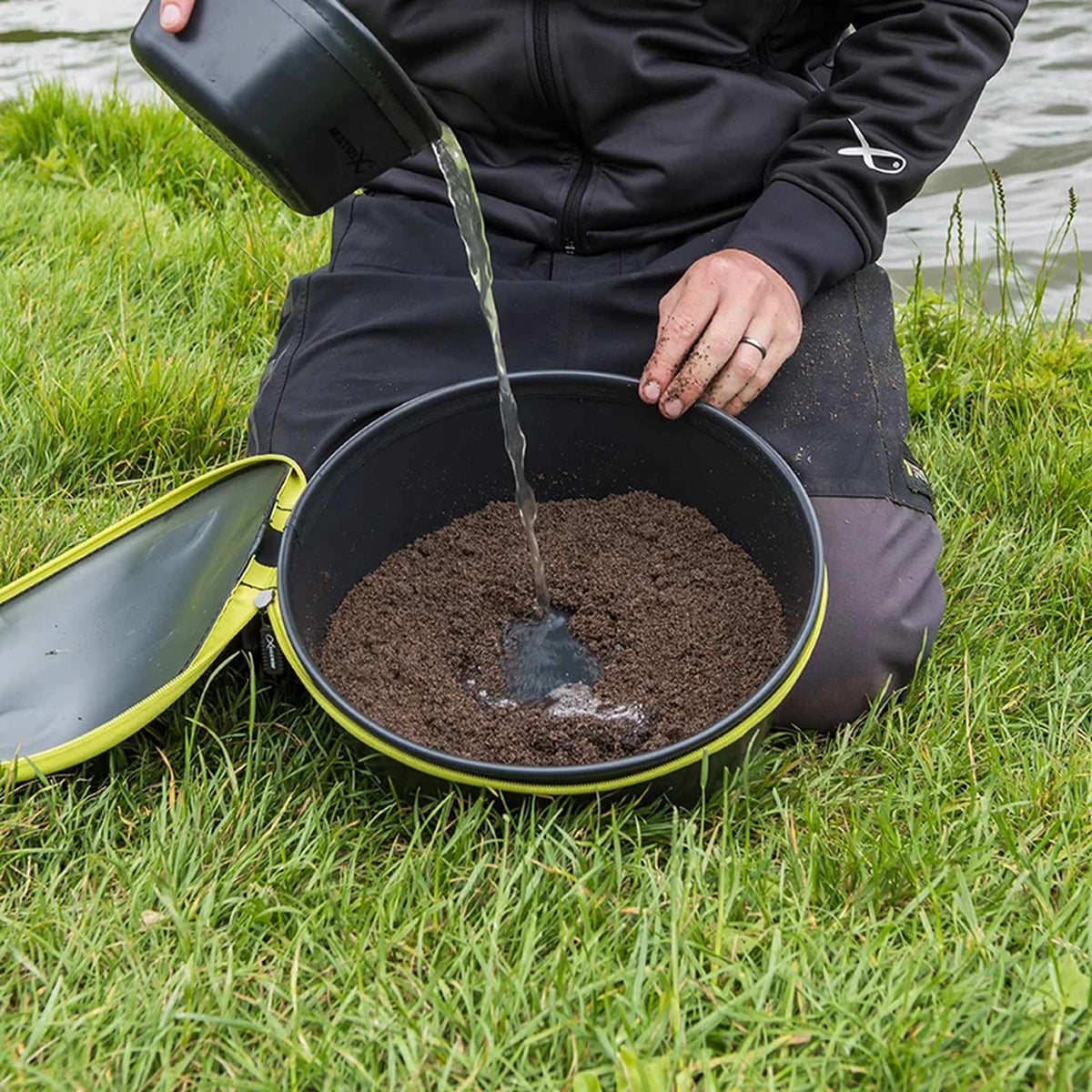 Matrix EVA Moulded Bowl with Lid – grondvoer bevochtigen