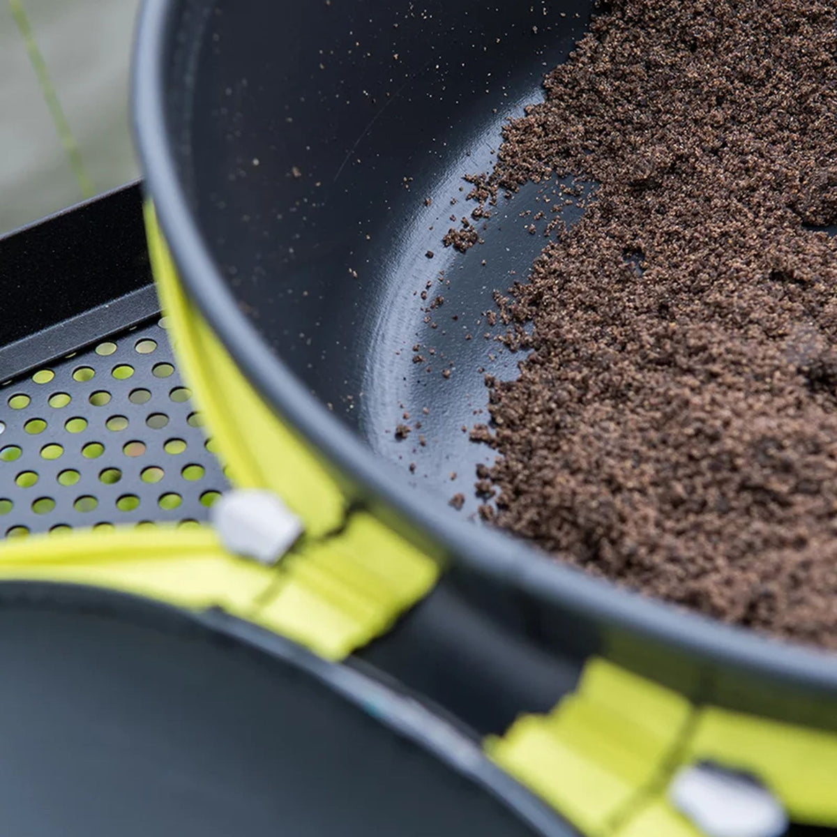 Matrix EVA Moulded Bowl with Lid – binnenzijde met grondvoer detail