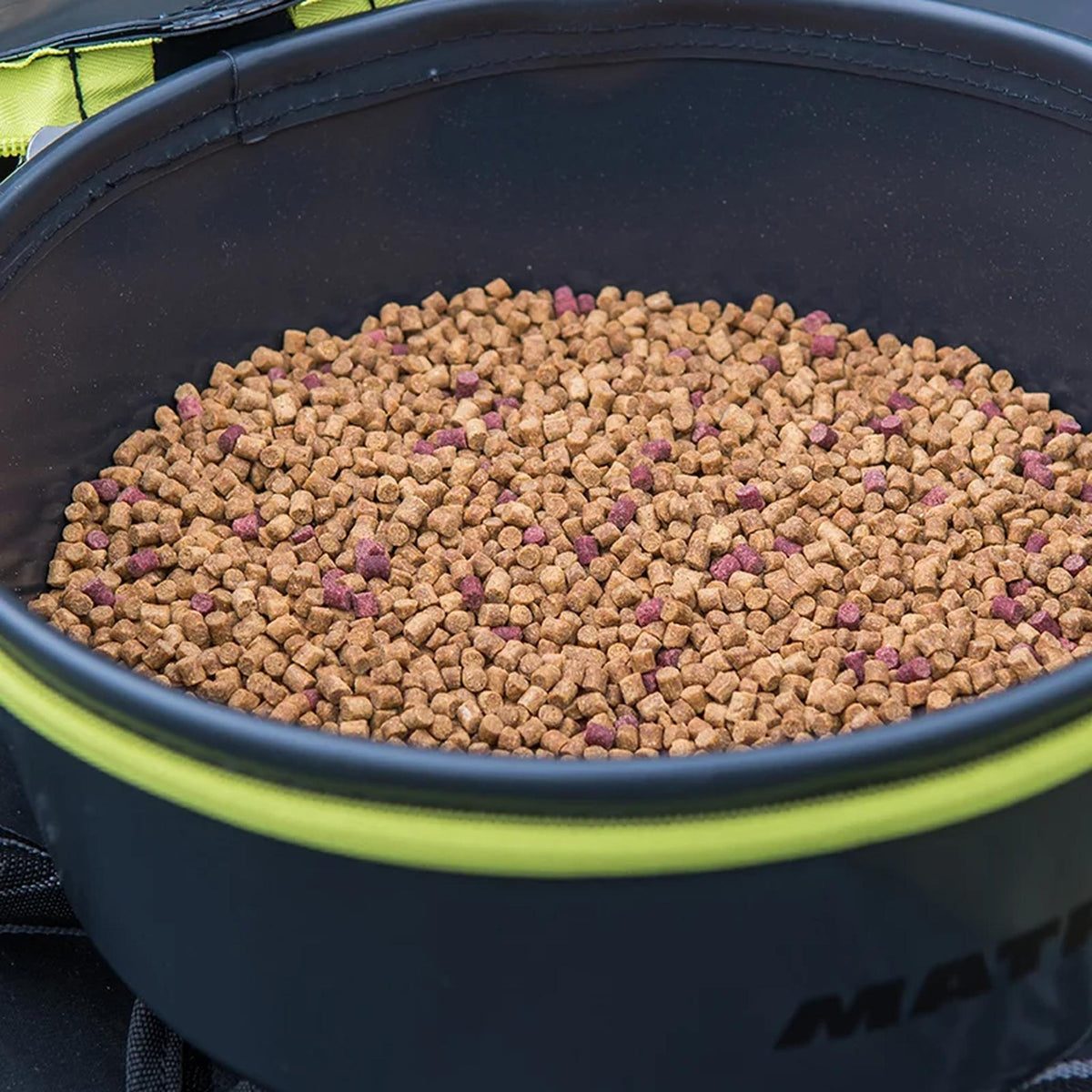 Matrix EVA Moulded Bowl with Lid – gevuld met pellets