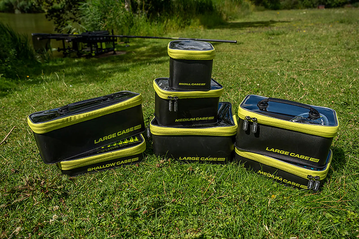 Matrix EVA-caseassortiment – Small Case 140 bovenaan de stapel met verschillende caseformaten op het gras