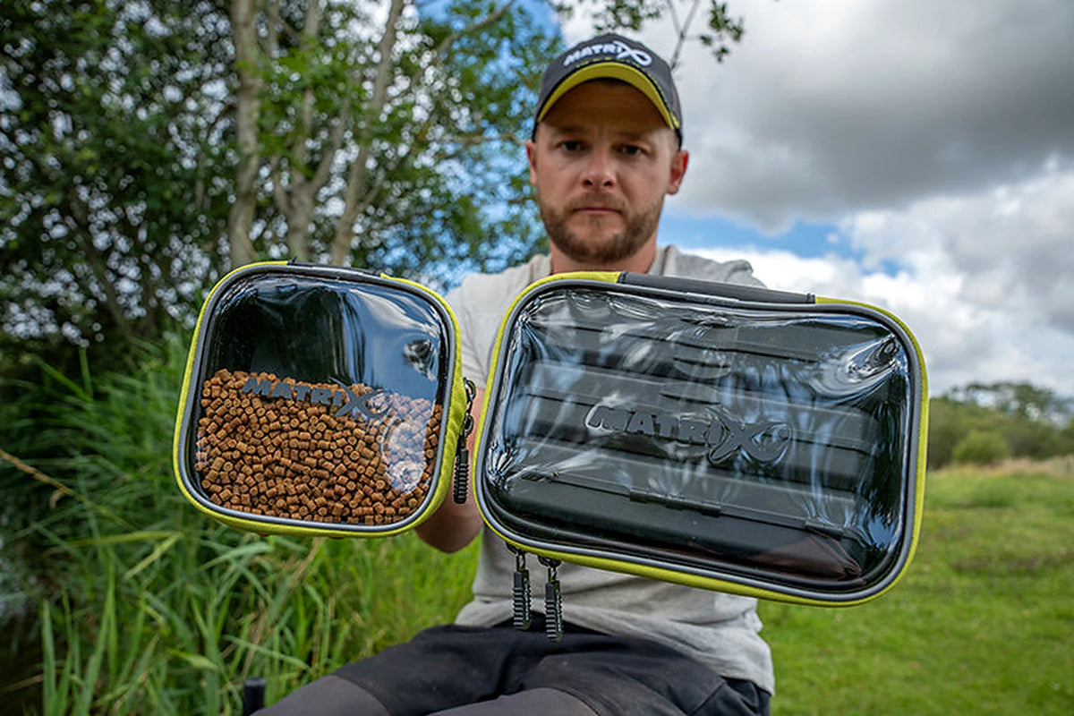 Matrix EVA-cases – visser toont een kleine case met pellets naast een grotere case, met inhoud zichtbaar door de transparante deksels