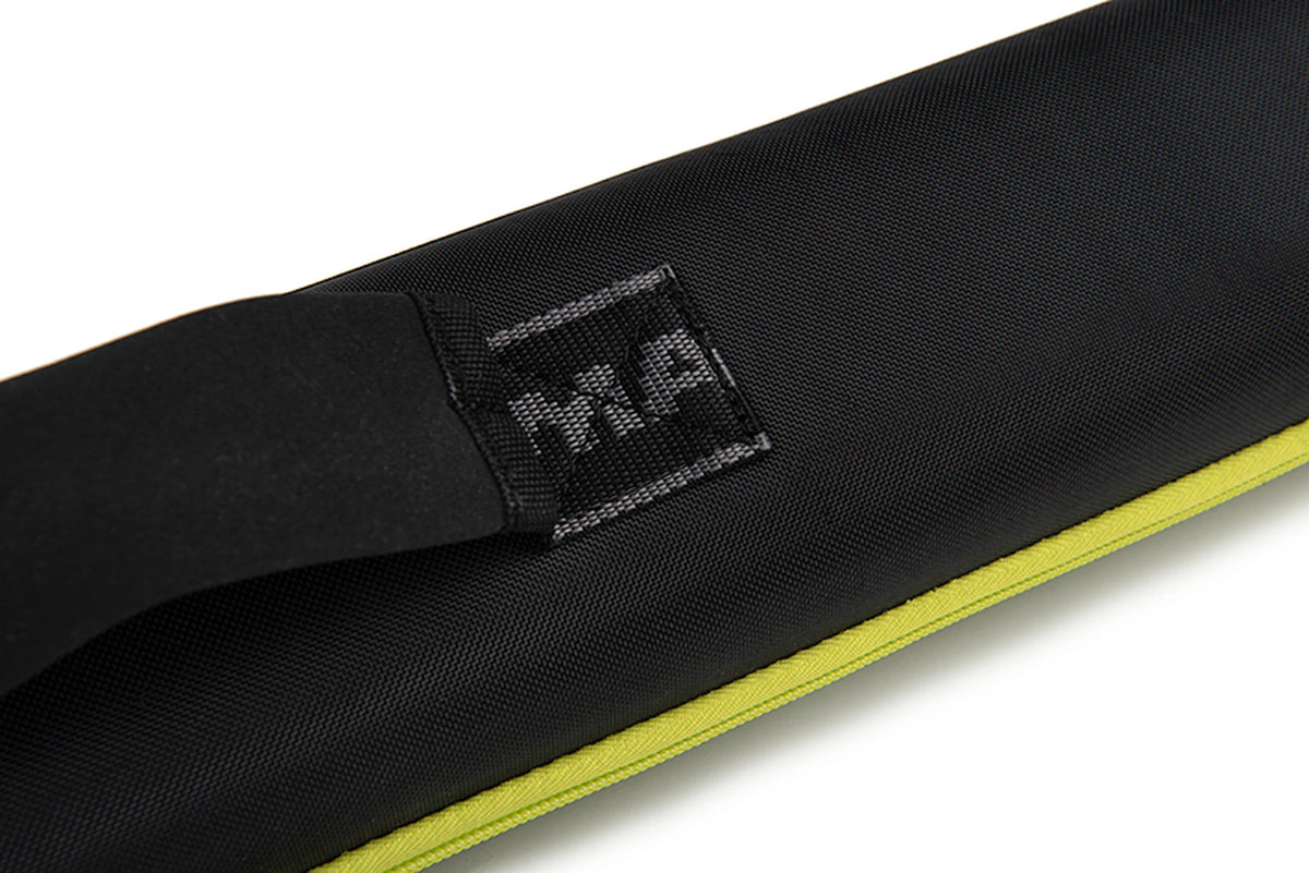 Matrix EVA Feeder Tip Case – close-up van de gestikte bevestiging van de zwarte draaggreep naast de gele rits