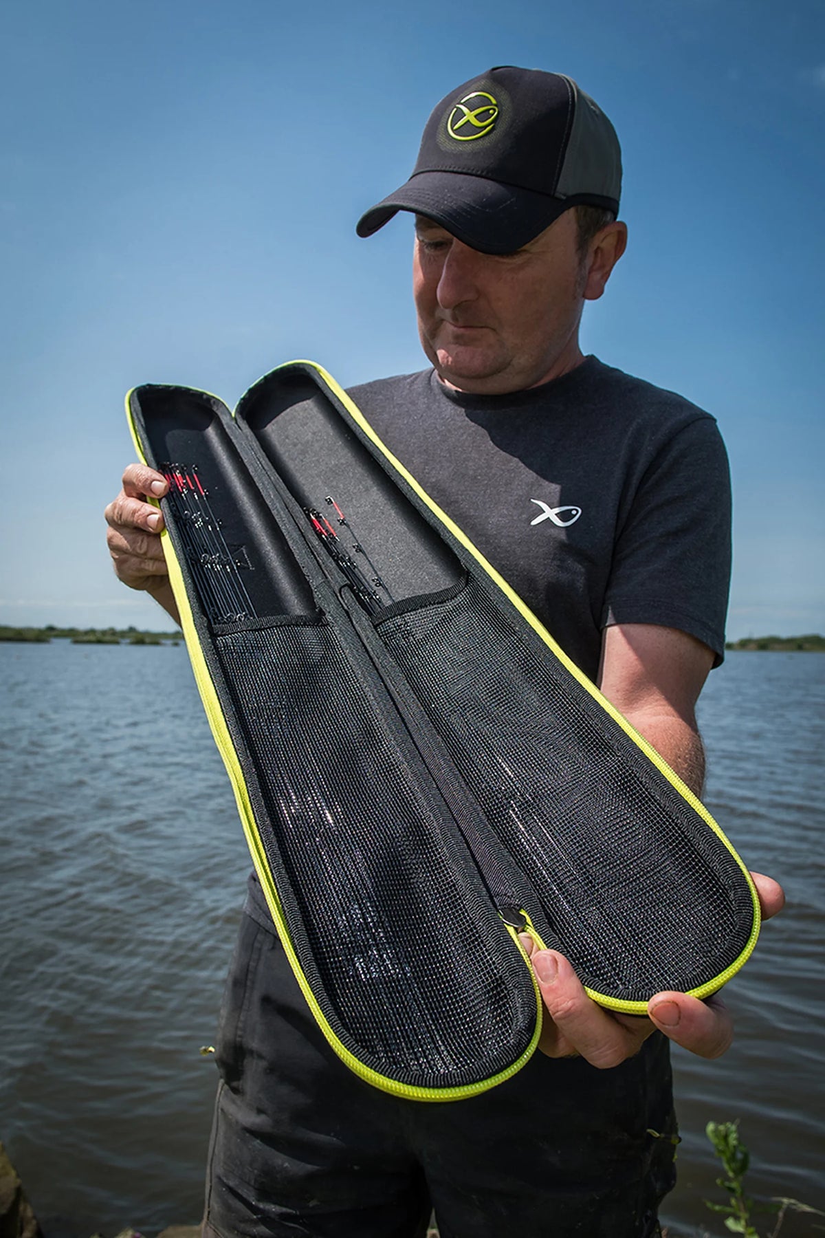 Matrix EVA Feeder Tip Case – visser toont de open etui met feedertoppen en gaasvakken aan de waterkant