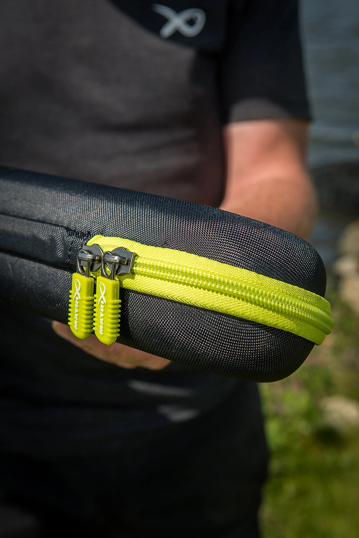 Matrix EVA Feeder Tip Case – buitenfoto van het afgeronde uiteinde met gele rits en twee Matrix-ritstrekkers