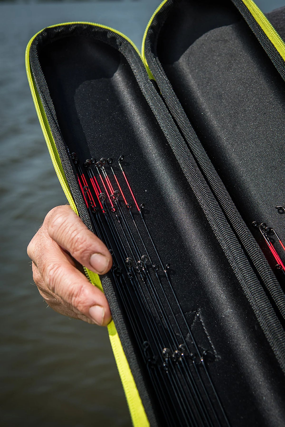 Matrix EVA Feeder Tip Case – detail van rode feedertopuiteinden in de open etui, buiten vastgehouden