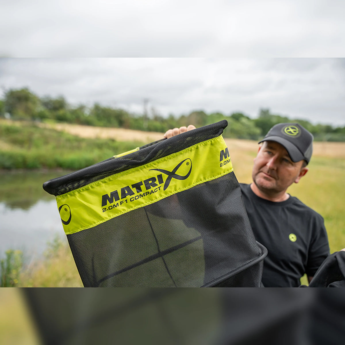 Matrix F1 Compact Keepnet 2m – bovenstuk van het F1 Compact-leefnet getoond aan de waterkant