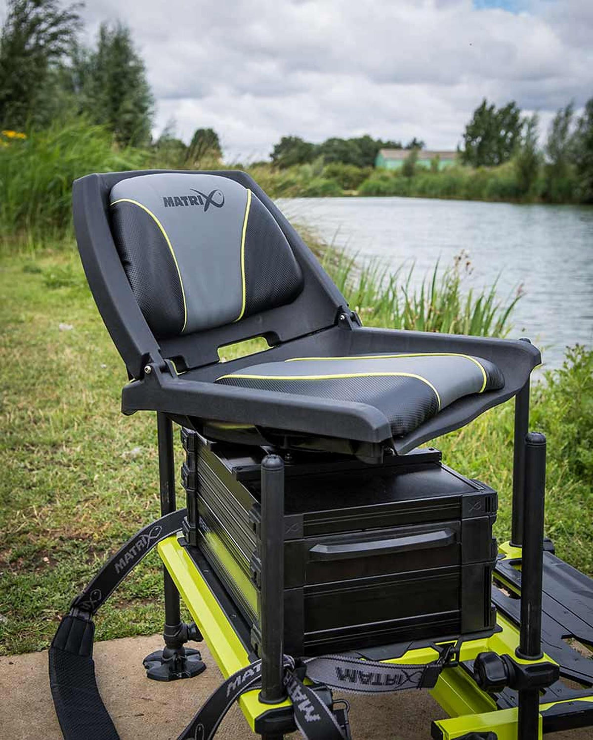 Matrix F25 Pro Swivel Seatbox Lime Edition met draaistoel en zitkist opgesteld aan het water