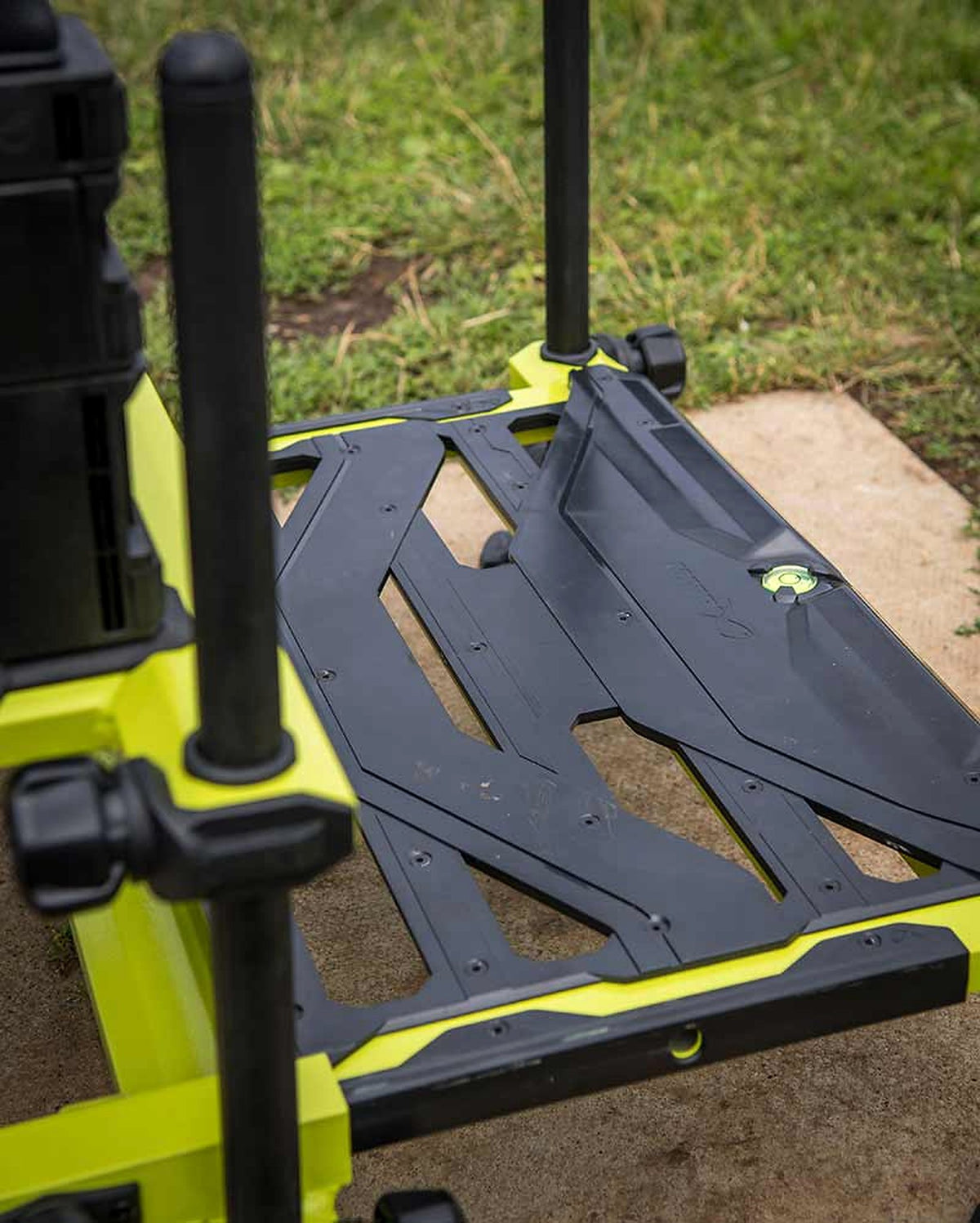 Matrix F25 Pro Swivel Seatbox Lime Edition met voetplateau tijdens gebruik aan de waterkant