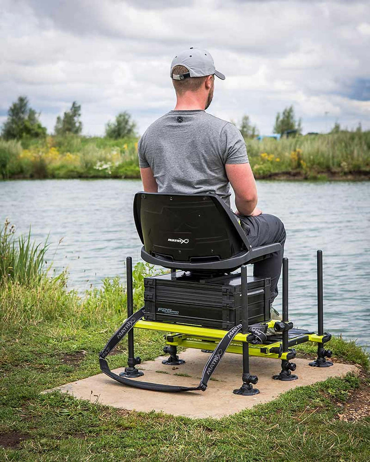 Matrix F25 Pro Swivel Seatbox Lime Edition met zittende visser van achteren op de draaistoel