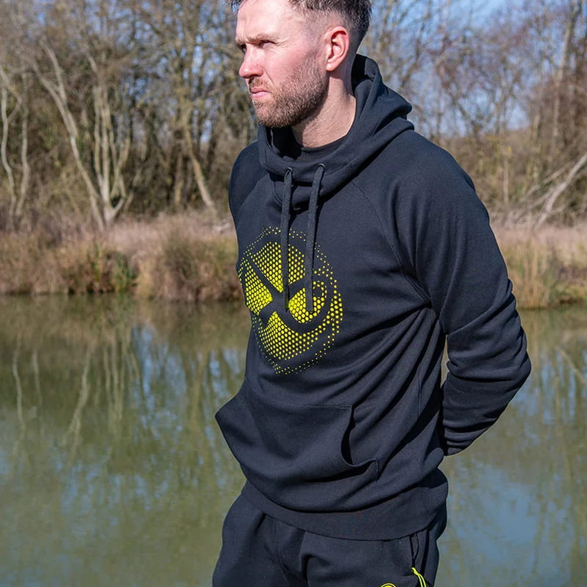 Matrix Fade Logo Hoody Black/Lime – zijaanzicht buiten
