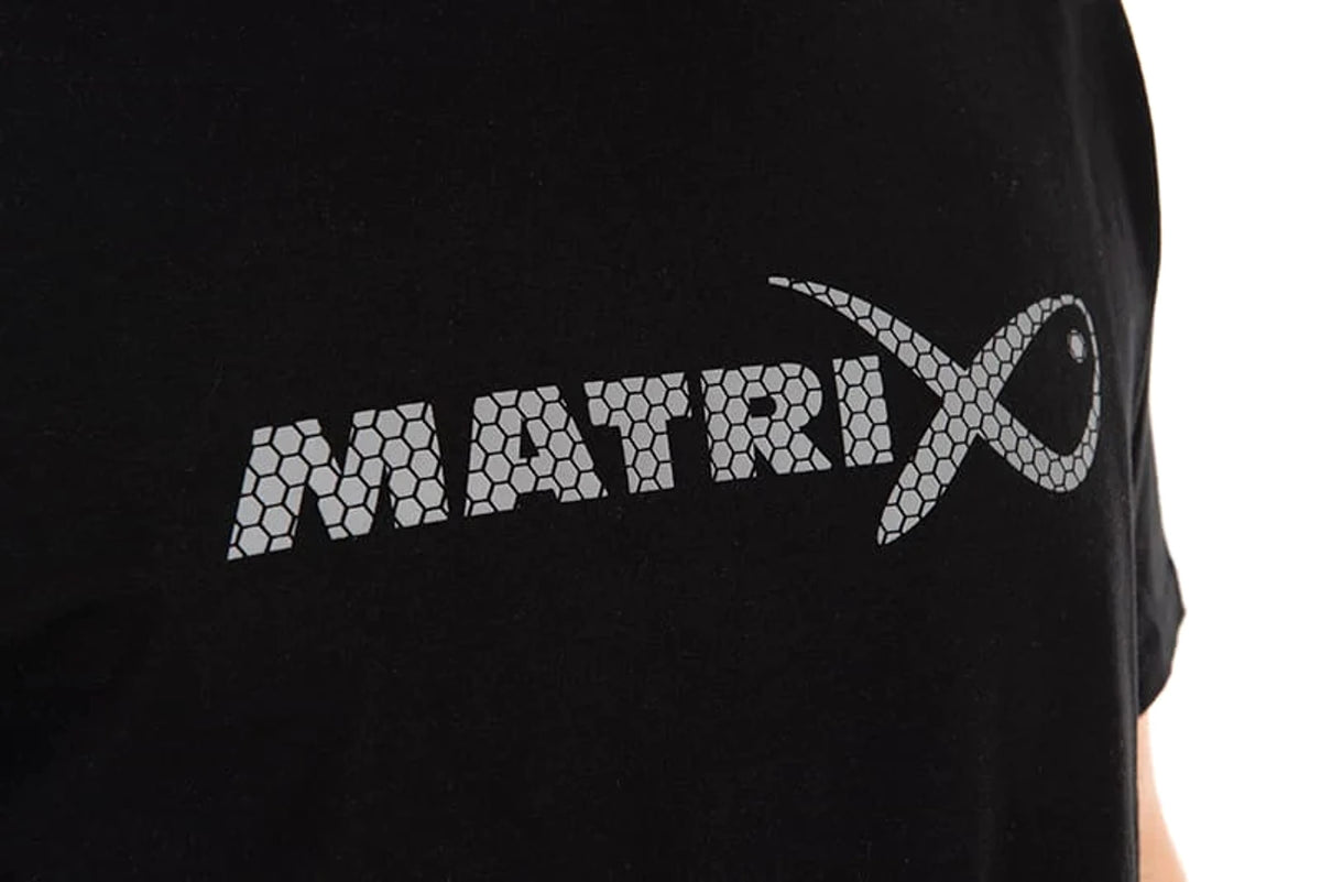 Matrix Fade Logo T-shirt Black/Grey: close-up van de grijze MATRIX-borstprint met zeshoekpatroon