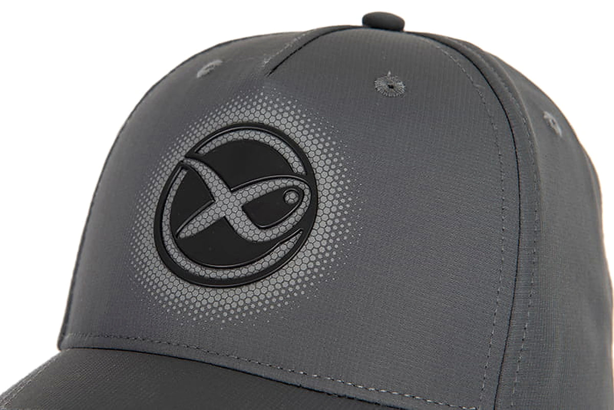 Matrix Faded Print Cap Dark Grey – close-up van het zwarte Matrix-embleem, de vervagende opdruk en de naden aan de voorkant