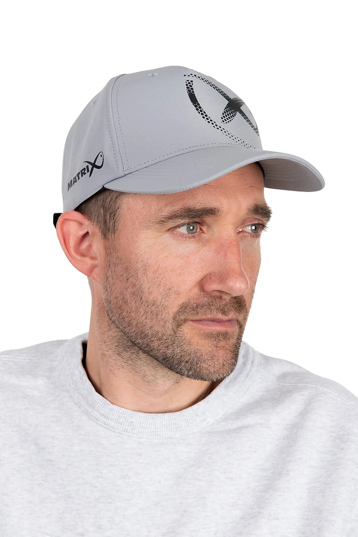 Matrix Faded Print Cap Light Grey gedragen door een man, schuin vooraanzicht in de studio