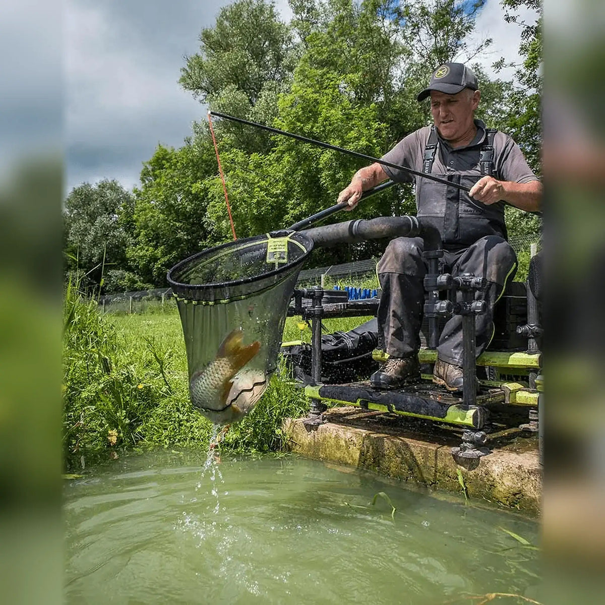 Matrix Fine Mesh Landing Net met vis tijdens het scheppen