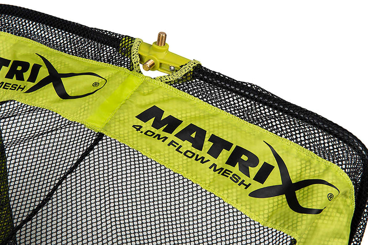Matrix Flow Mesh Keepnet 4m – gele band met Matrix-logo en 4.0M Flow Mesh-opdruk onder de bevestigingshouder