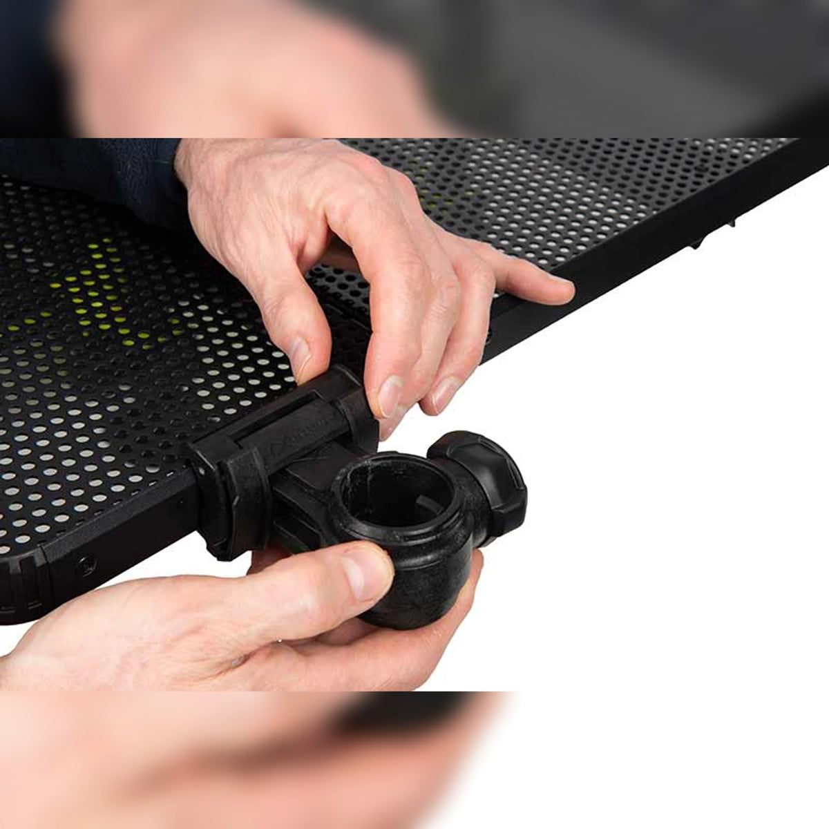 Matrix Folding Side Tray Clamp – vastklikken van de klem op de buitenrand van de aastafel