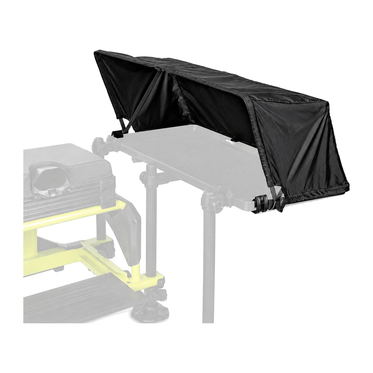Matrix Folding Side Tray Storm Cover – geopende zwarte aaskap met vervaagd weergegeven aastafel en zitkist als montagecontext