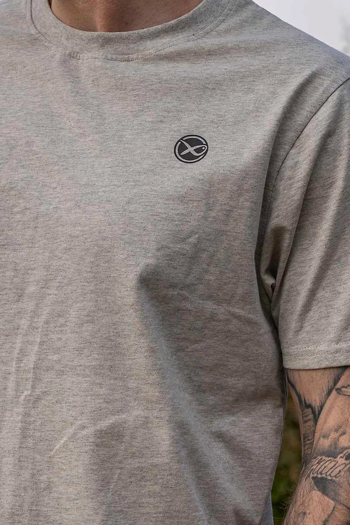 Matrix Grey Mini Logo T-shirt – buitenopname van borstlogo, ronde hals en grijze stof, met de mouw en arm van het model in beeld