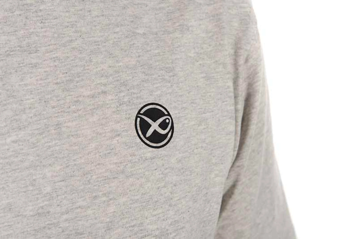 Matrix Grey Mini Logo T-shirt – detail van het ronde zwarte Matrix-borstlogo op de grijze gemêleerde stof