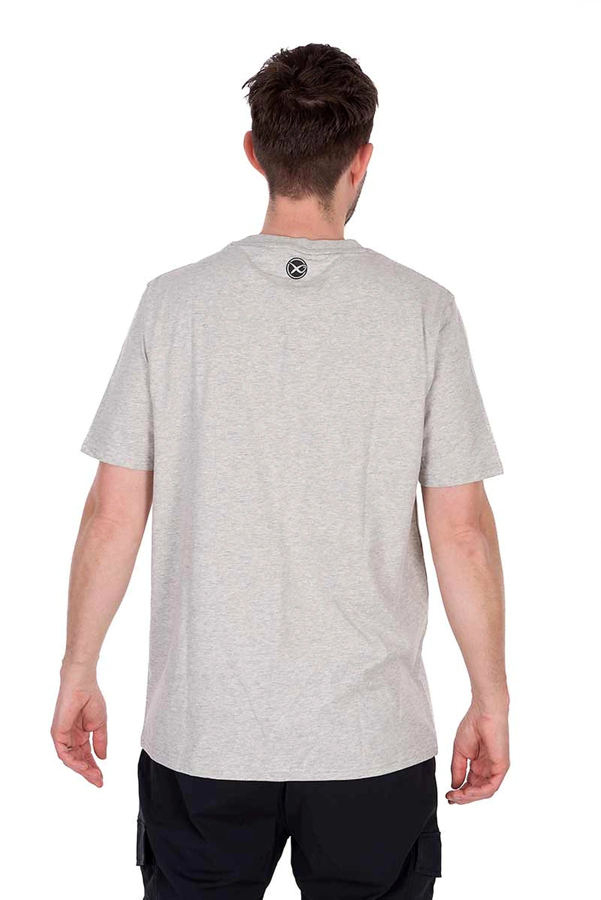 Matrix Grey Mini Logo T-shirt – model toont de volledige achterzijde, schouderpasvorm en het kleine logo onder de nekrand