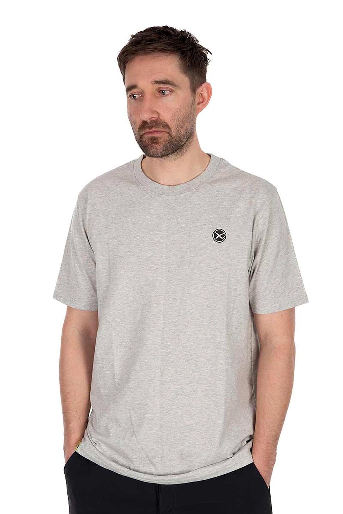 Matrix Grey Mini Logo T-shirt – model met handen in de broekzakken toont de voorzijde, ronde hals en losse pasvorm van het shirt