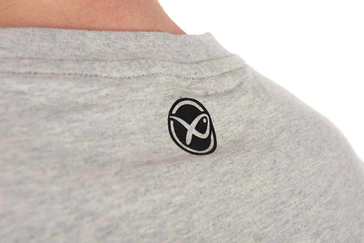 Matrix Grey Mini Logo T-shirt – close-up van het ronde Matrix-logo onder de geribde halsboord aan de achterzijde