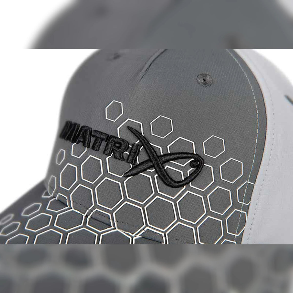 Matrix Hex Print Cap Grey GHH007 – detail van Matrix-borduurwerk, hexagonpatroon en naden