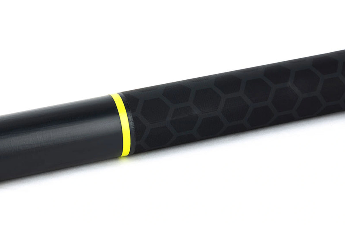 Matrix Horizon Ultra Slim schepnetsteel – detail van de zwarte handgreep met zeshoekpatroon en gele band