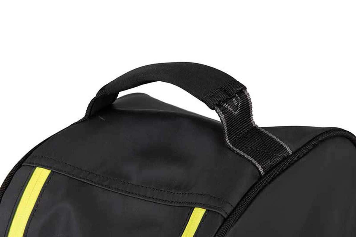 Matrix Horizon X Boot Storage Bag – detail van de gevoerde zwarte draaggreep en gestikte bevestigingsband bovenaan de tas