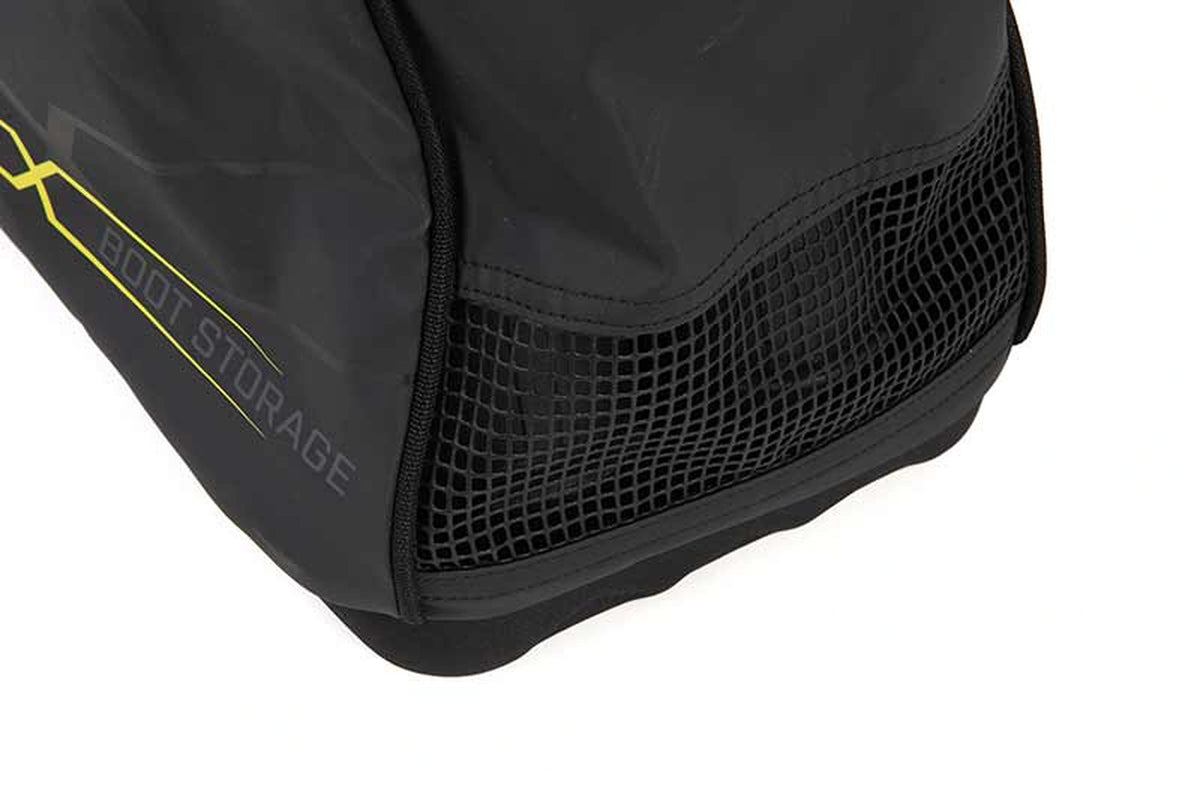 Matrix Horizon X Boot Storage Bag – detail van het zwarte gaaspaneel onder de voorflap en de verstevigde bodemrand