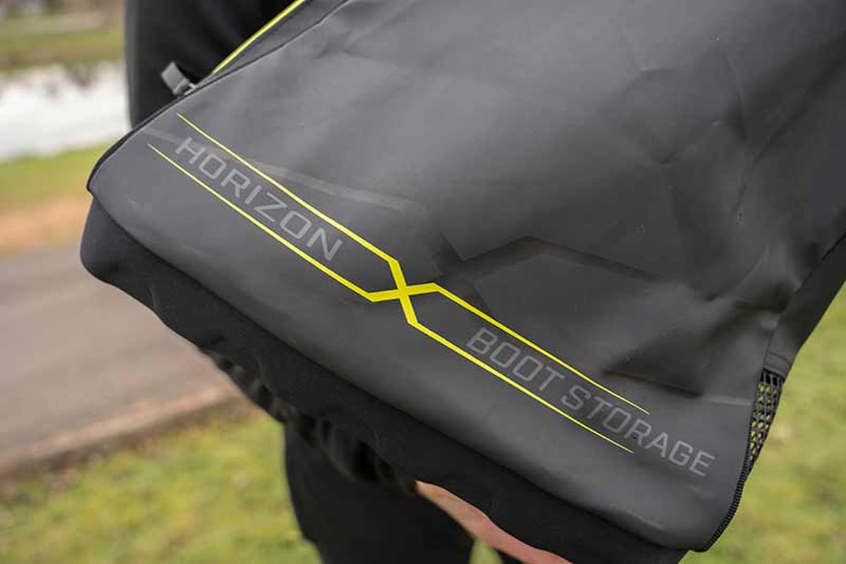 Matrix Horizon X Boot Storage Bag – buitenfoto van het zijpaneel met Horizon X en Boot Storage-opschrift in gele omlijning