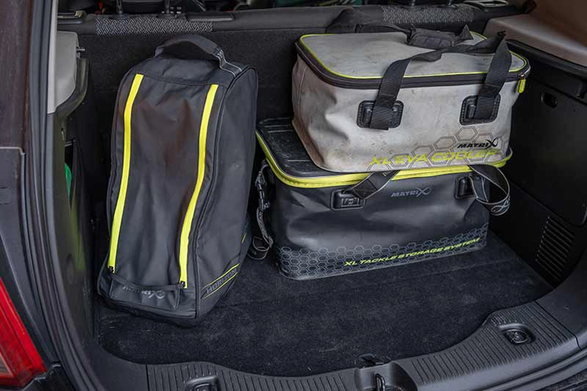 Matrix Horizon X Boot Storage Bag – zwarte laarzentas links in de kofferbak naast twee andere Matrix-tassen