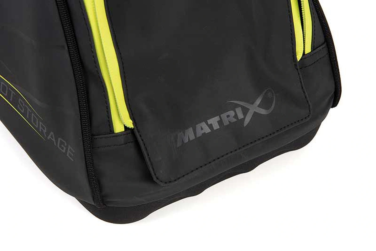 Matrix Horizon X Boot Storage Bag – detail van het grijze Matrix-logo op de zwarte voorflap tussen de gele ritsen