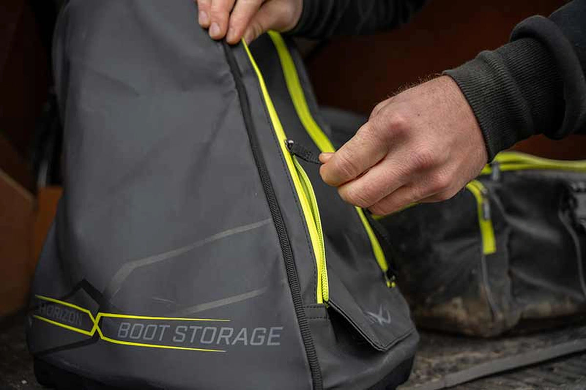 Matrix Horizon X Boot Storage Bag – handen openen de gele ritssluiting van de rechtopstaande laarzentas