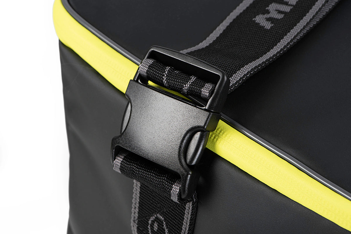 Matrix Horizon X Compact Carryall – detail van de gesloten zwarte gesp op de draagriem